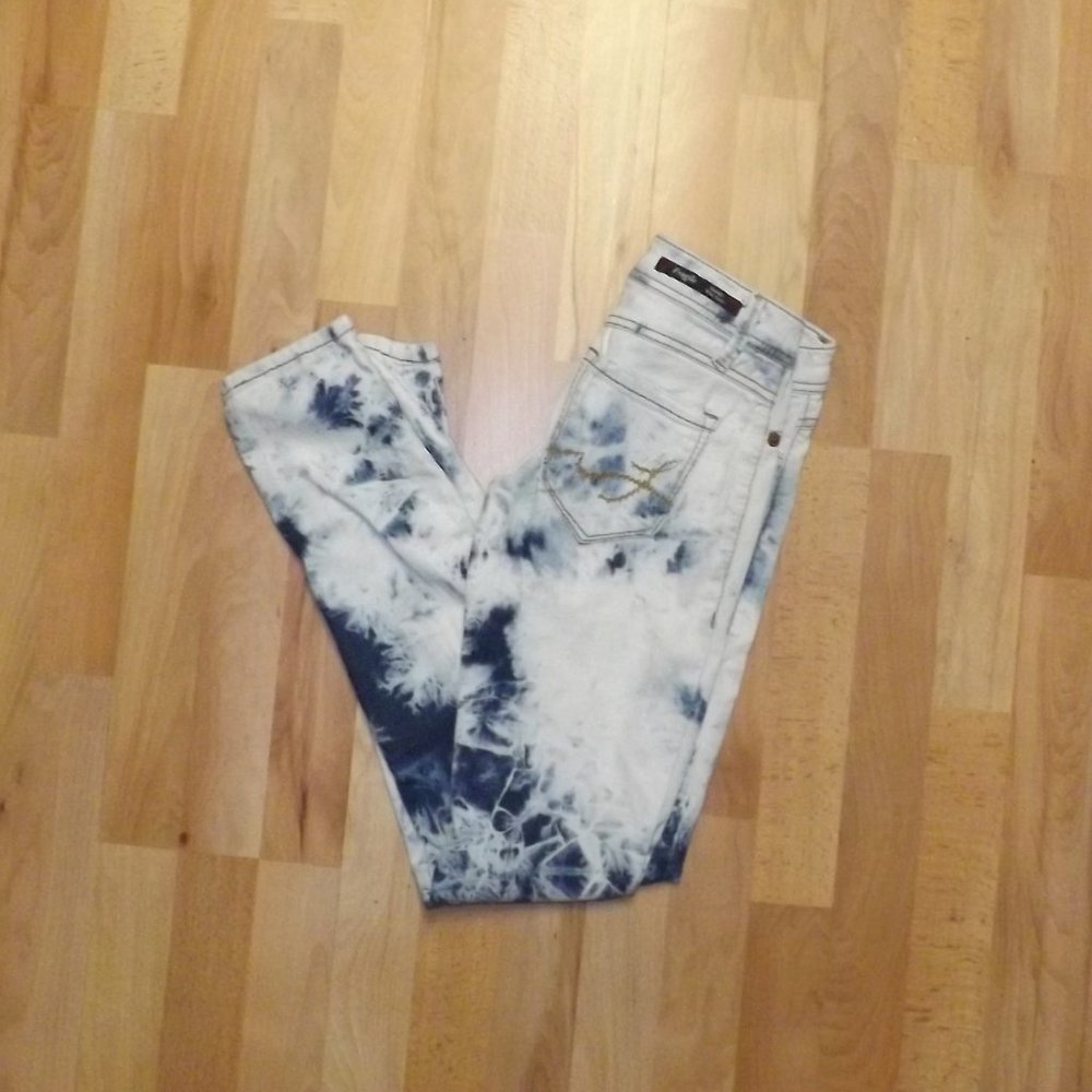 Fragile stonewash skinny jeans